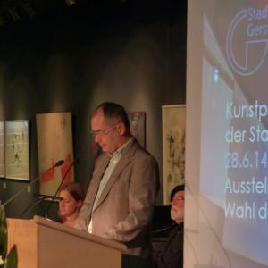 Michael Wörle verleiht Kunstpreis für bildende Kunst 2014 an Anja Güthoff, der Publikumspreis ging an Adolf Reindl (Foto: Kulturamt)  